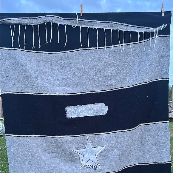 Dallas Star Striped Blanket - Picture 2 of 8